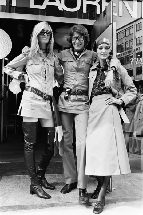 Framed Print : Yves Saint Laurent, designer pictured outside his first London Rive Gauche store on New Framed Print : Yves Saint Laurent, designer pictured outside his first London Rive Gauche store on New