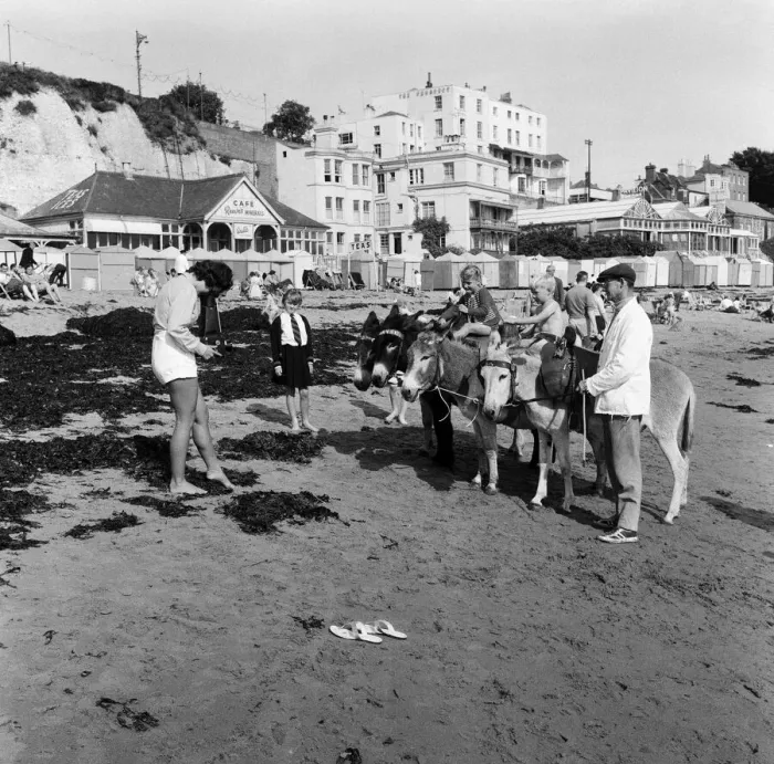 Framed Print : Yvonne MacKenzie, aged 19, who lives in Broadstairs is the reigning Miss Broadstairs Framed Print : Yvonne MacKenzie, aged 19, who lives in Broadstairs is the reigning Miss Broadstairs