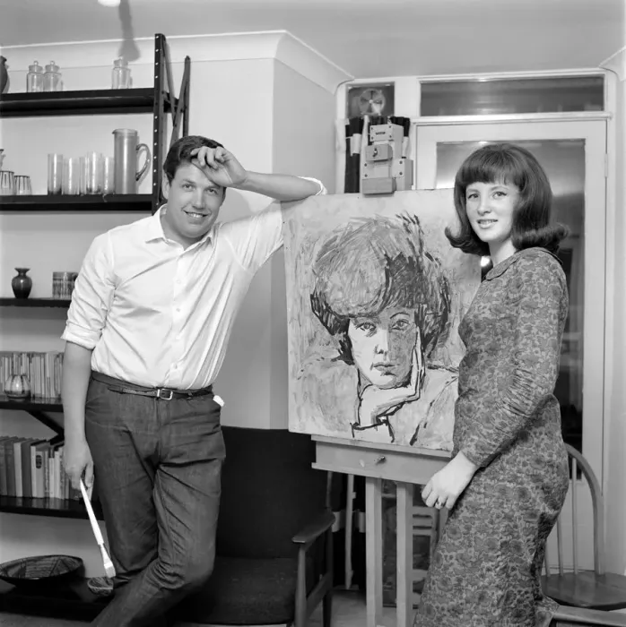 Framed Print : Z-Cars actor Colin Welland seen here relaxing by painting. 1966 A969-002