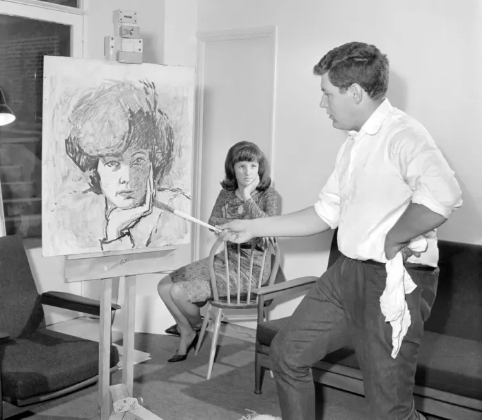 Framed Print : Z-Cars actor Colin Welland seen here relaxing by painting. 1966 A969-004
