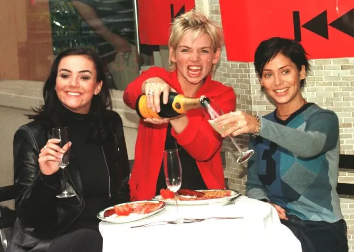 Framed Print : Zoe Ball DJ celebrates her first solo Breakfast Show 1998 with Natalie Imbruglia Framed Print : Zoe Ball DJ celebrates her first solo Breakfast Show 1998 with Natalie Imbruglia