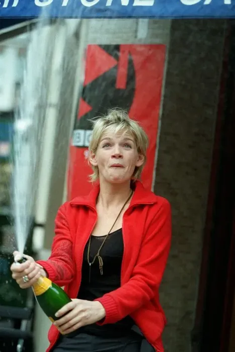 Framed Print : Zoe Ball Radio / TV Presenter September 98 Opening a bottle of chanpagne Framed Print : Zoe Ball Radio / TV Presenter September 98 Opening a bottle of chanpagne