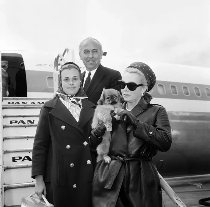 Framed Print : Zsa Zsa Gabor at London Airport with her daughter Francesca Hilton