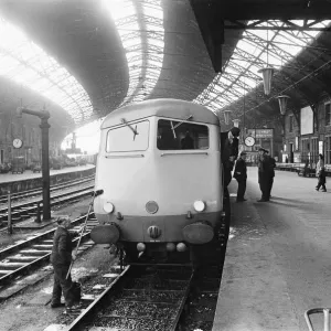 The 1. 15pm Bristol to London Pullman service standing at platform 9 Bristol Temple Meads The 1. 15pm Bristol to London Pullman service standing at platform 9 Bristol Temple Meads