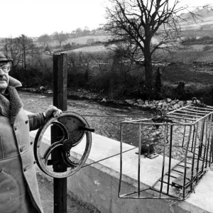 Per 110 anni i giocatori di rugby di Risca hanno spinto le palle da gioco nel fiume Ebbw. Per 110 anni i giocatori di rugby di Risca hanno spinto le palle da gioco nel fiume Ebbw.