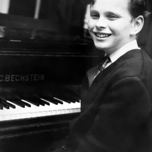 El joven de 12 años Simon Rattle, quien fue elegido estudiante del año por Liverpool Youth Music.