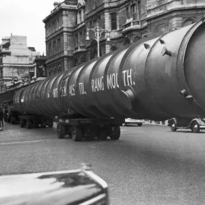 A 130 foot long distillation column causes chaos among the traffic at Hyde Park corner as
