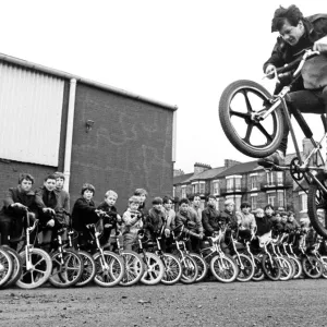 Martin Brunning de 15 ans en action sur un BMX observé par d'autres enfants de BMX.