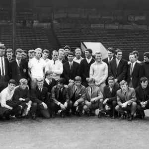 1964... et un couple d'étrangers est glissé dans l'image d'équipe de Manchester United. 1964... et un couple d'étrangers est glissé dans l'image d'équipe de Manchester United.