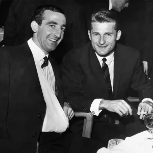 La cena del Final de la FA Cup 1965. El futbolista lesionado Gerry Byrne del Liverpool.