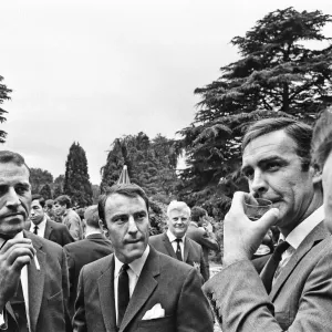 Die englische Fußballnationalmannschaft von 1966 besucht das Pinewood Studios und verbringt Zeit auf dem Set des Films Die englische Fußballnationalmannschaft von 1966 besucht das Pinewood Studios und verbringt Zeit auf dem Set des Films