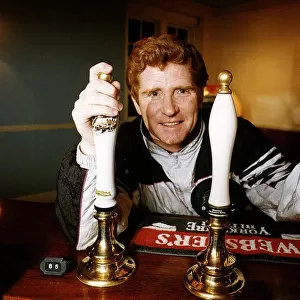 1966 World Cup Player Alan Ball behind the pumps in his new pub April 1991