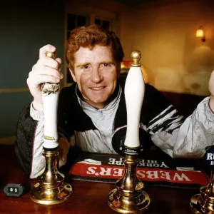 Le joueur de la Coupe du monde 1966 Alan Ball derrière les pompes dans son nouveau pub avril 1991. Le joueur de la Coupe du monde 1966 Alan Ball derrière les pompes dans son nouveau pub avril 1991.