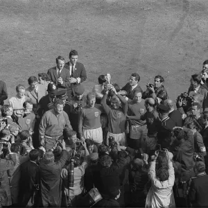Campeones de la Copa del Mundo de 1966 Inglaterra Bobby Moore con trofeo W7263 30 julio 1966 Campeones de la Copa del Mundo de 1966 Inglaterra Bobby Moore con trofeo W7263 30 julio 1966