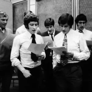 L'équipe de l'Angleterre du Championnat du monde 1970 chantant la chanson d'équipe appelée Back Home de gauche à droite. L'équipe de l'Angleterre du Championnat du monde 1970 chantant la chanson d'équipe appelée Back Home de gauche à droite.