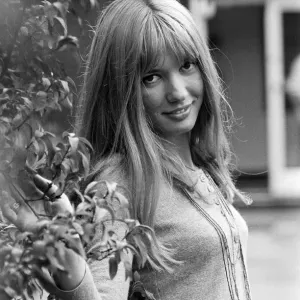22 ans, Gillian Hills, la fille qui joue le rôle principal dans la nouvelle série télévisée Granada TV.