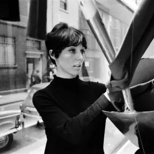 Sandra Good de 22 años, que trabaja como decoradora de ventanas en Fenwicks, Newcastle. Abril 1967.