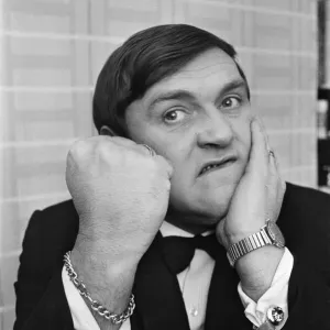 El comediante de 36 años Les Dawson, que acaba de conseguir su trabajo más grande hasta la fecha - una semana de seis.