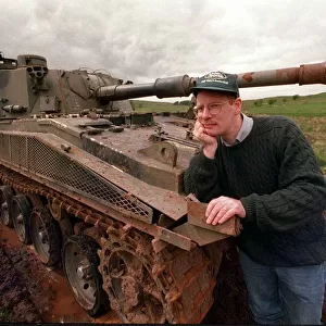 4X4 OFF ROAD INSTRUCTION FOR ROAD RECORD INSTRUCTOR BESIDE BATTLE TANK