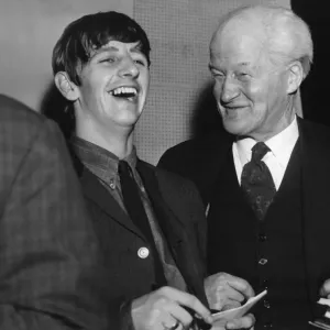 El 69 año viejo Ted Turner comparte un chiste con Ringo Starr durante una pausa de ensayo.