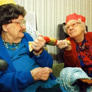 Alison Lewis de 97 años y Elizabeth Llewellyn sacando una bengala en noviembre.
