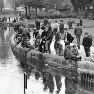 El abuso del privilegio extendido a los jóvenes pescadores para pescar en la piscina Swanswell en Coventry. El abuso del privilegio extendido a los jóvenes pescadores para pescar en la piscina Swanswell en Coventry.