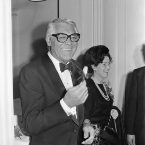 L'acteur Cary Grant assiste à un bal de la Variety Club of Great Britain à Leeds. 26 octobre 1972.