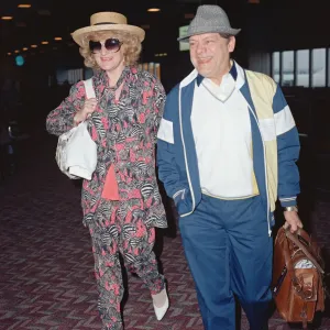 L'attore David Jason e la fidanzata Myfanwy Talog lasciano l'aeroporto di Heathrow per una vacanza in. L'attore David Jason e la fidanzata Myfanwy Talog lasciano l'aeroporto di Heathrow per una vacanza in.