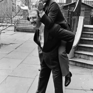 L'attore David Jason (Only Fools and Horses) sul retro di Gordon Kaye (Allo L'attore David Jason (Only Fools and Horses) sul retro di Gordon Kaye (Allo