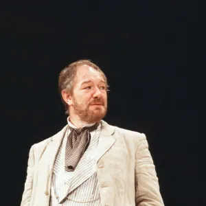 L'acteur Michael Gambon jouant le rôle de Vanya dans la pièce Oncle Vania.