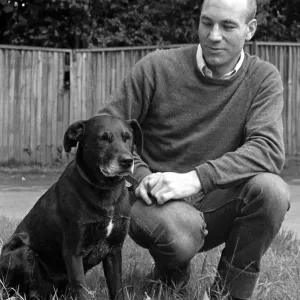 Schauspieler Patrick Stewart mit dem ehemaligen Straßenhund Krabbe der zum Star wurde in einer Produktion