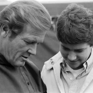 L'acteur Roger Moore en tournage à la RAF Upper Heyford, Oxon.