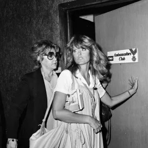 La actriz estadounidense Farrah Fawcett Majors entra en el Club TWA Ambassador en el aeropuerto de Londres Heathrow.