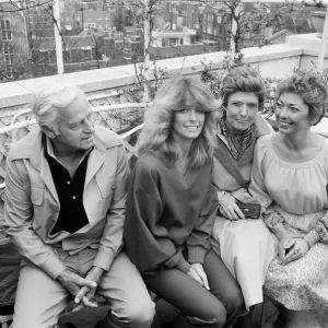 Actriz estadounidense Farrah Fawcett Majors fotografiada con familia en una recepción de fotos.