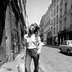 Actress: Jane Birkin shopping in Paris. June 1970 70-6820-019