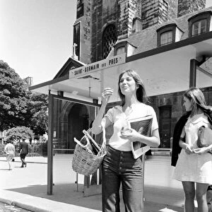 Actress: Jane Birkin shopping in Paris. June 1970 70-6820-017