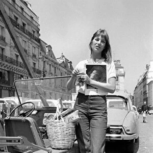 Actress: Jane Birkin shopping in Paris. June 1970 70-6820-008