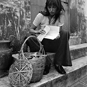 Actress: Jane Birkin shopping in Paris. June 1970 70-6820-014