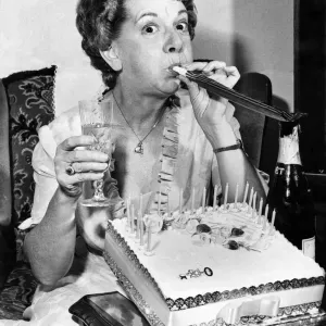 L'actrice Jean Alexander s'enivre de l'esprit de la fête - avec champagne, gâteau et clé de la porte. L'actrice Jean Alexander s'enivre de l'esprit de la fête - avec champagne, gâteau et clé de la porte.