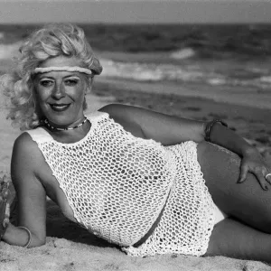 L'actrice Julie Goodyear, Bet Lynch dans Coronation Street, en vacances au Portugal.