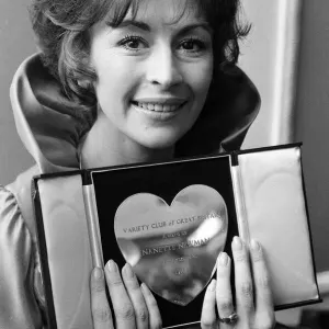 La actriz Nanette Newman con su premio para la Variety Club of Great Britain actriz de cine. La actriz Nanette Newman con su premio para la Variety Club of Great Britain actriz de cine.