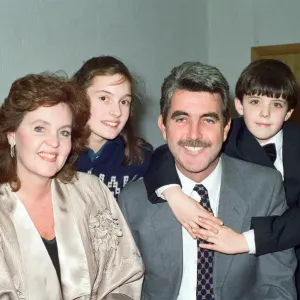 Schauspielerin Pauline Collins und Ehemann John Alderton mit zwei ihrer Kinder Schauspielerin Pauline Collins und Ehemann John Alderton mit zwei ihrer Kinder