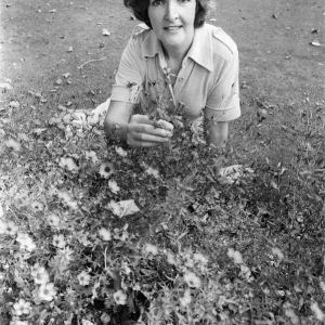 Penelope Keith Gardening Print, 25th September 1985 Penelope Keith Gardening Print, 25th September 1985