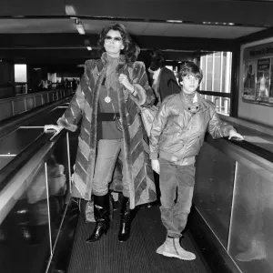 La actriz Sophia Loren saliendo del Aeropuerto de Londres hacia Los Ángeles con su hijo Eduardo.