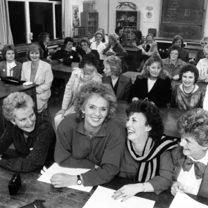 L'actrice Sue Johnston est de retour à l'école pour rencontrer les femmes qu'elle n'avait pas vue depuis des années.