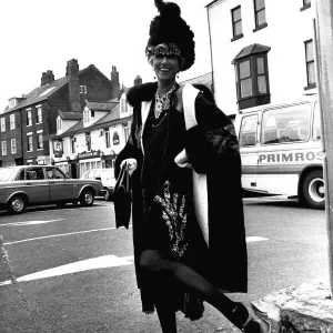 L'actrice Sue Lloyd à Tynemouth le 30 juillet 1986 vêtue de son costume pour son rôle dans.