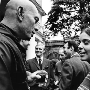 Schauspielerin Vivienne Ventura spricht mit Fußballspieler Jimmy Greaves und Yul Brynner Schauspielerin Vivienne Ventura spricht mit Fußballspieler Jimmy Greaves und Yul Brynner