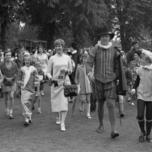 Actress Wendy Craig paid a visit to Warwick to open the Emscote Lawn School Elizabethan Actress Wendy Craig paid a visit to Warwick to open the Emscote Lawn School Elizabethan