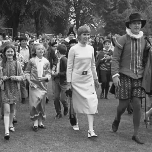 Actress Wendy Craig paid a visit to Warwick to open the Emscote Lawn School Elizabethan Actress Wendy Craig paid a visit to Warwick to open the Emscote Lawn School Elizabethan