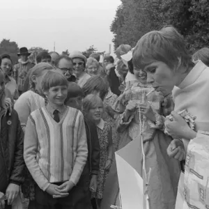 Actress Wendy Craig paid a visit to Warwick to open the Emscote Lawn School Elizabethan Actress Wendy Craig paid a visit to Warwick to open the Emscote Lawn School Elizabethan